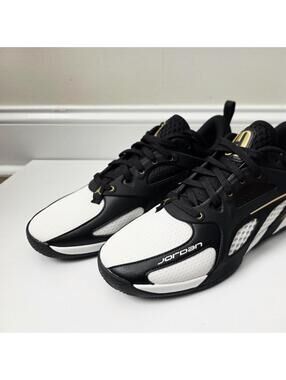 Jordan Heir Classic Low "Black Gold" Size US 9 Women Black and white
